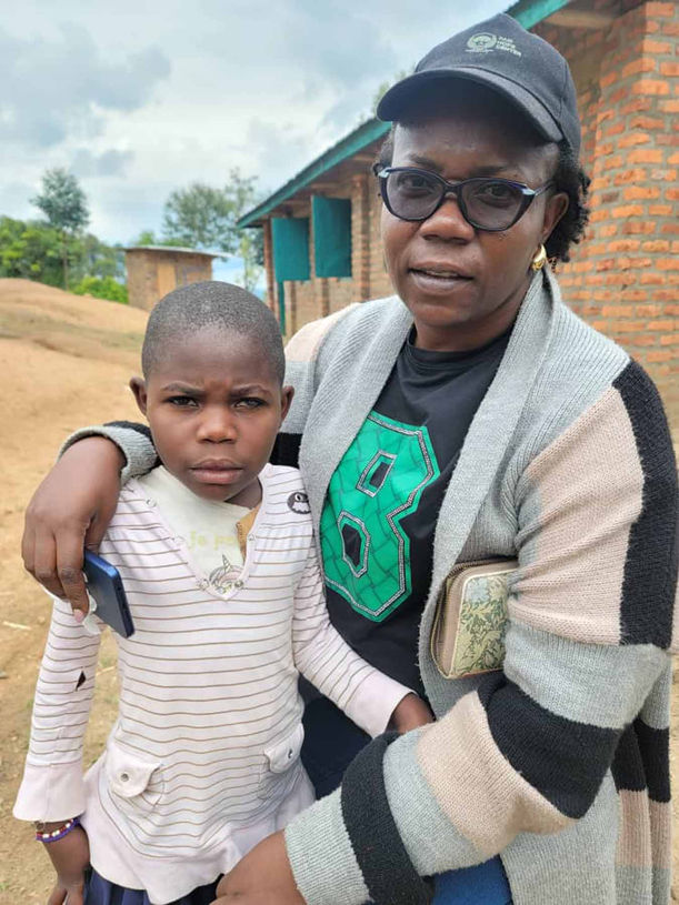 Maman pygmée tenant son enfant dans les bras à Kisiza, illustration de la vulnérabilité des familles soutenues par le projet médical.