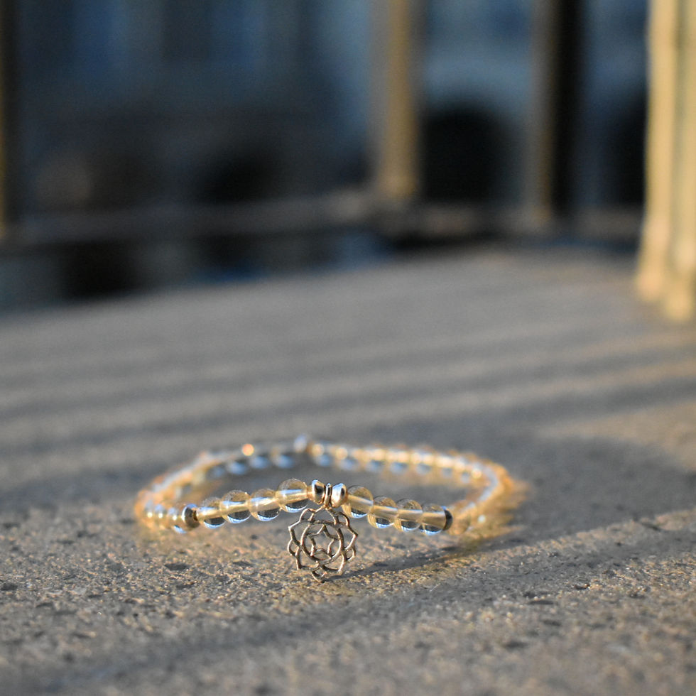 Thumbnail: Citrin Armband mit silbrigem Chakra Anhänger vor Stadt Hintergrund