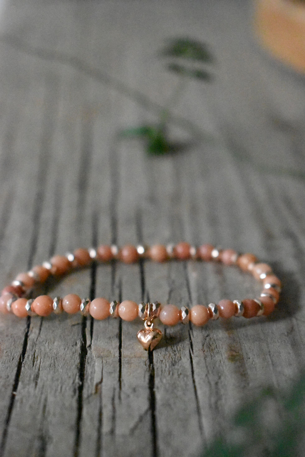 Armband aus rosa Aventurin und gefärbtem Hämatit mit herzförmigem Anhänger