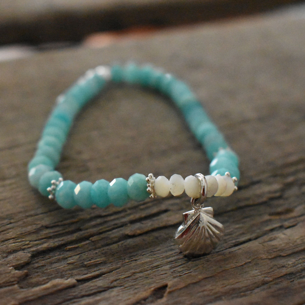 Miniaturbild: Armband aus Amazonit und Perlmutt mit silbrigem Muschelanhänger vor hölzernem Hintergrund
