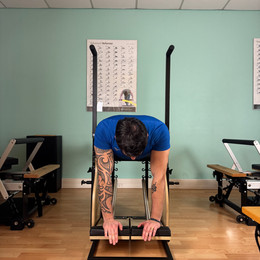 Client en séance de Pilates privée sur Chaise Wunda studio Pilates Harmony Lattes