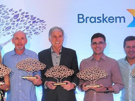 Correio do Povo entrega Troféu Jacarandá a destaques da Feira