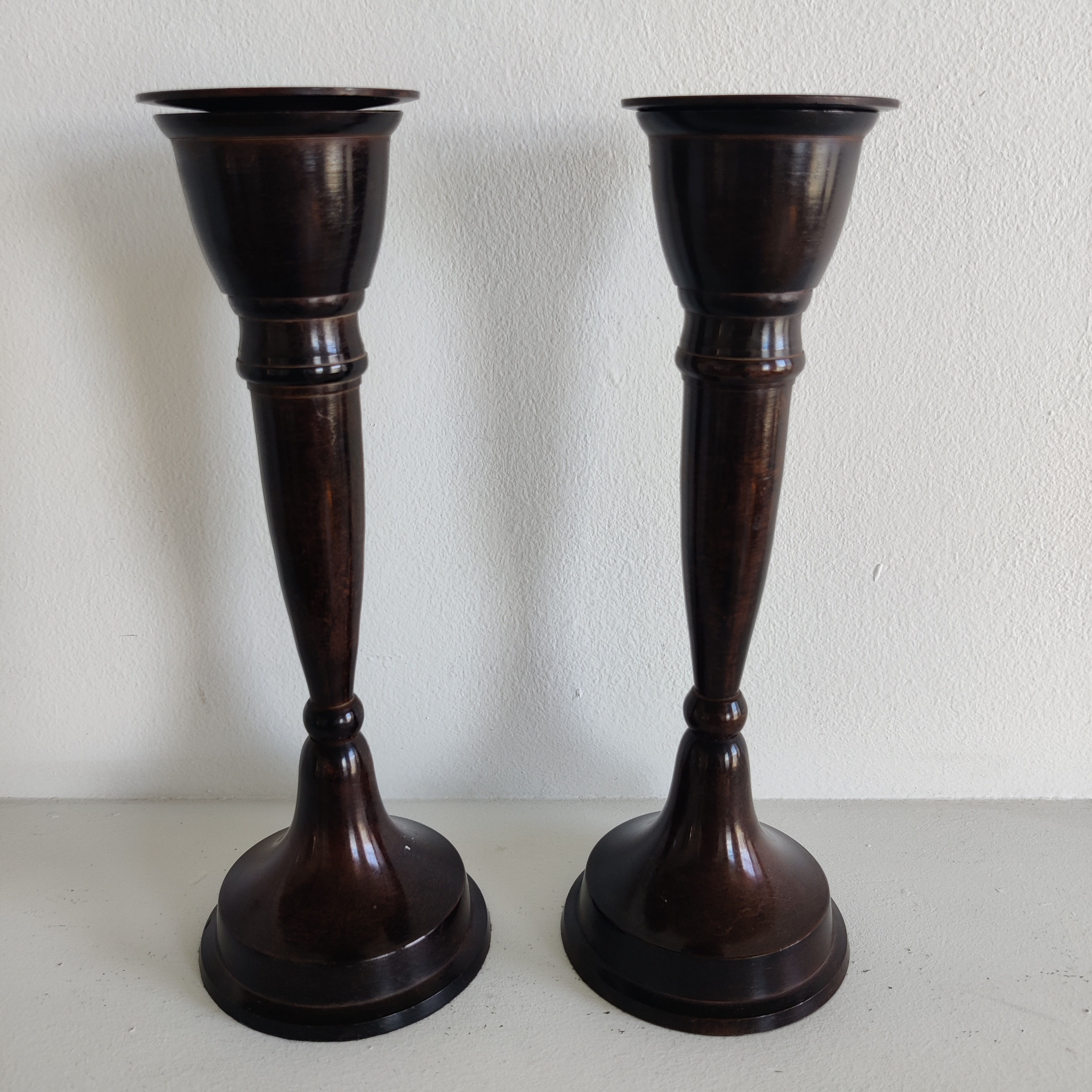 Vintage sierlijke metalen kandelaars