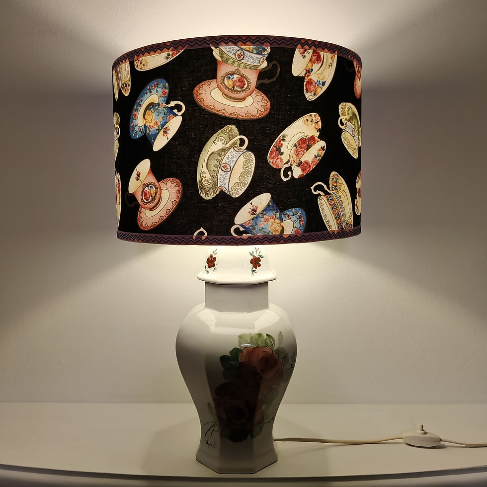 Thumbnail: High Tea met zwevende kop en schotels - vintage porseleinen lamp