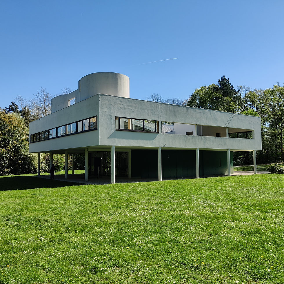 Eind jaren twintig had Le Corbusier zijn “Vijf punten van de moderne architectuur” geformuleerd. Deze principes omvatten een (1) Open plattegrond zonder binnenwanden (2) Pilotis, een constructie met betonnen pilaren (3) Daktuin (4) Minimalistische gevel (5) Horizontale ramen voor veel licht. Villa Savoye werd zijn experiment om deze punten te toetsen." Het huis zal als een object op het gras rusten, zonder iets te verstoren ". Voor de familie Savoye werd het een ramp.