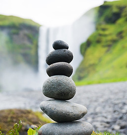 Gestapelte Steine Wasserfall