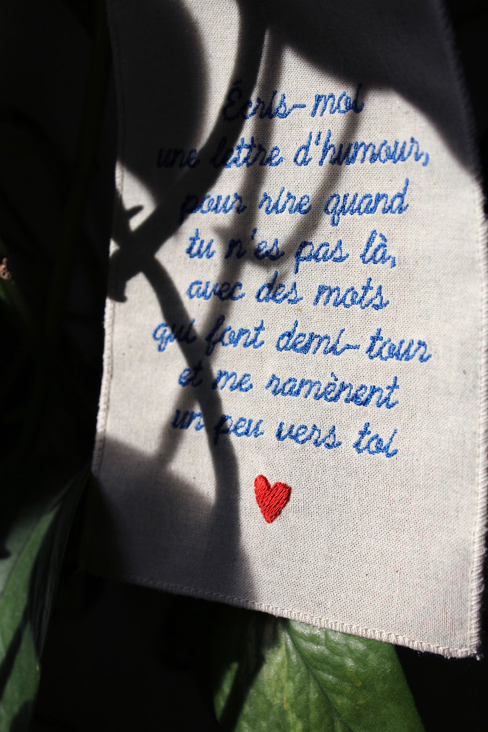Miniature : Zoom sur le poème brodé et le petit coeur brodé