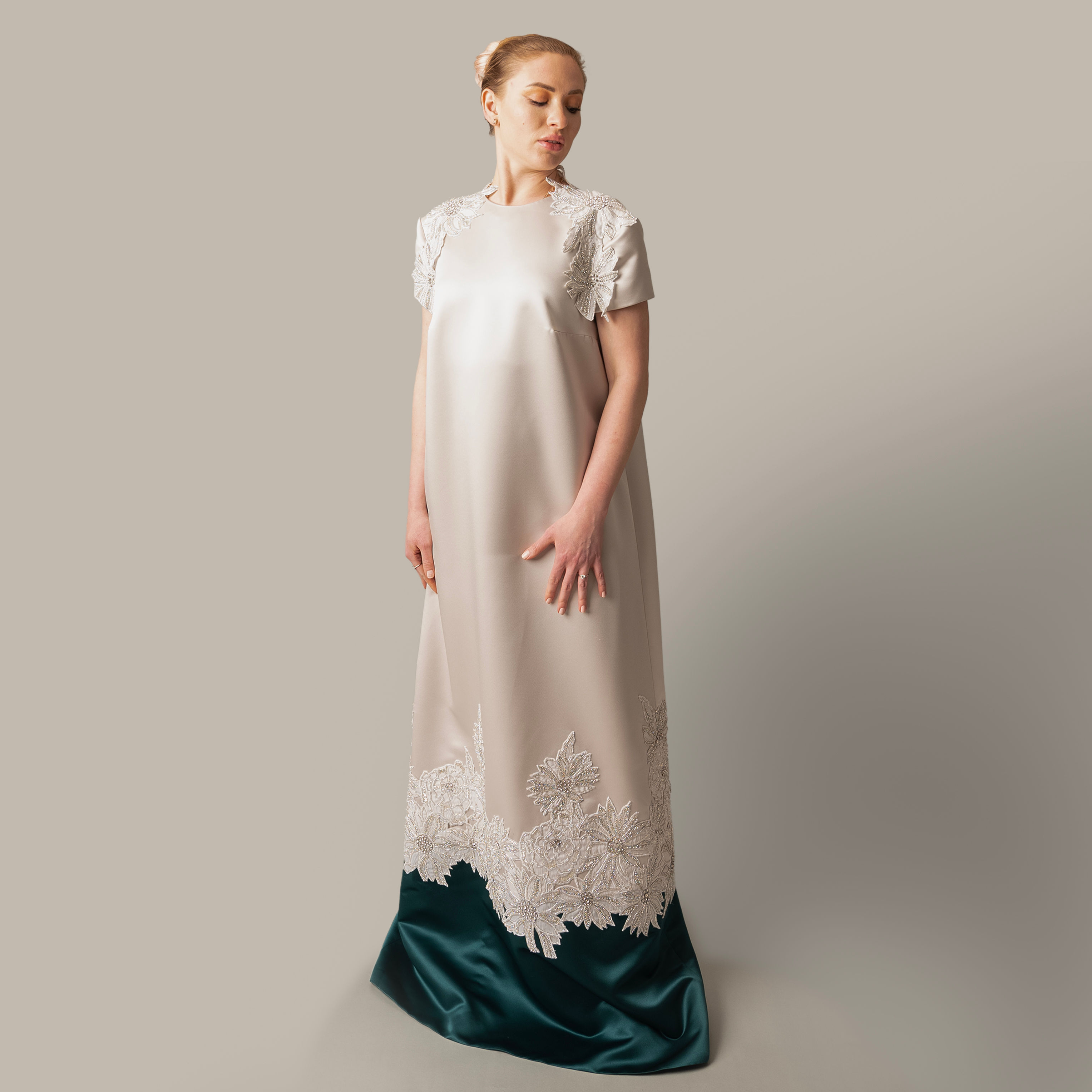 قفطان رمادي فاتح مع زيتي بجوبير مطرز 