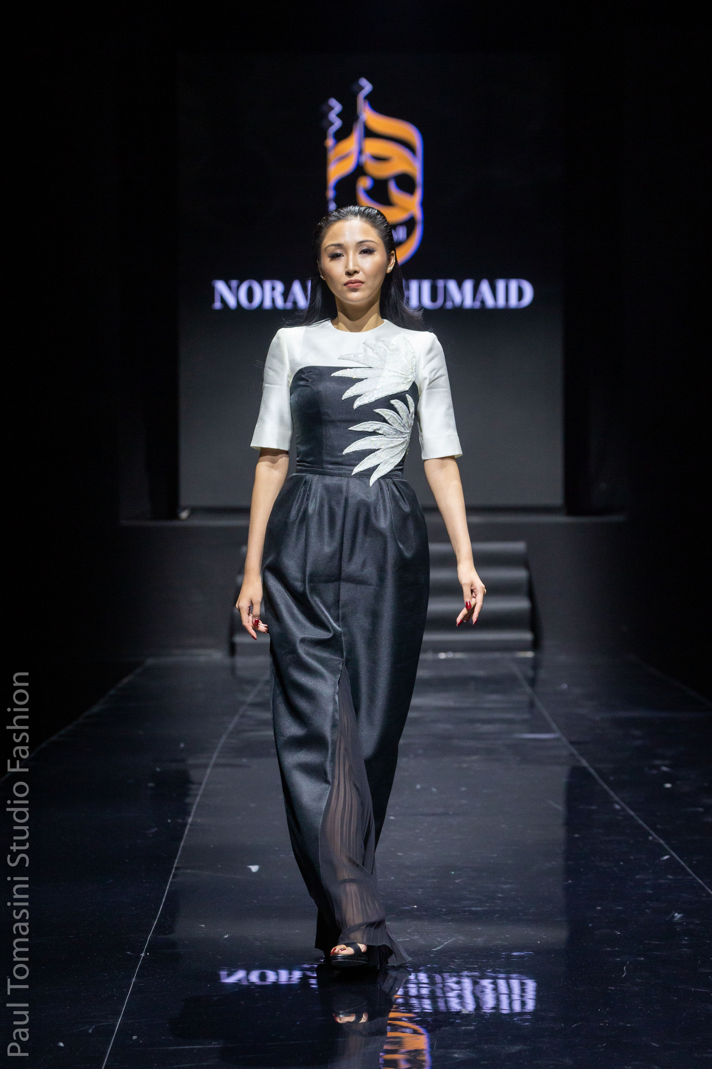 فستان أسود وأبيض مزخرف.