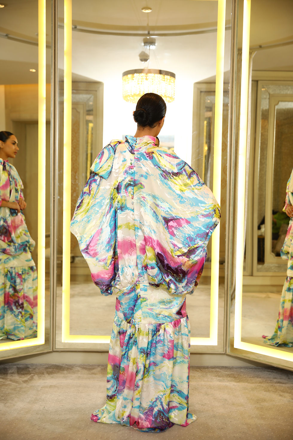 الصورة المصغرة: Silk satin dress in wavy colors with a bow and a dropped waist with details