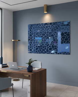 Panneau en verre imprimé bleu avec motif graphique dans un bureau moderne.