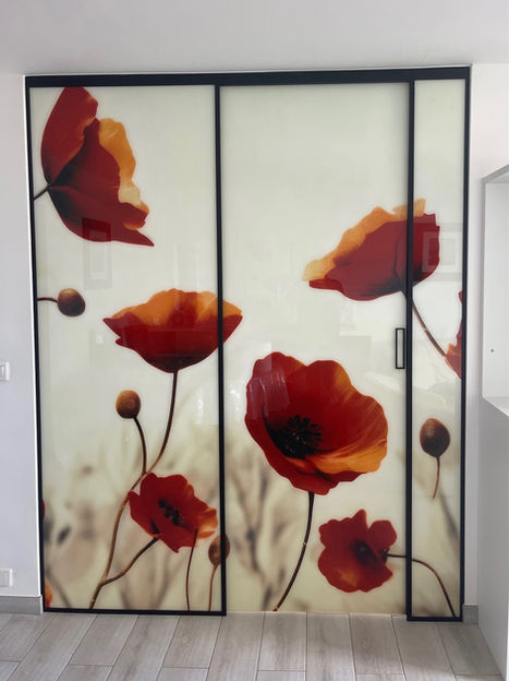 Panneau en verre imprimé avec motif de fleurs rouges sur fond clair.
