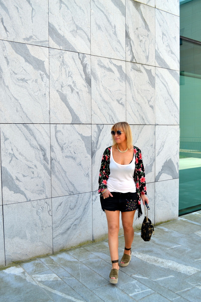 denim shorts, fringe kimono, street style, mjz fashion, blogger, chloe
