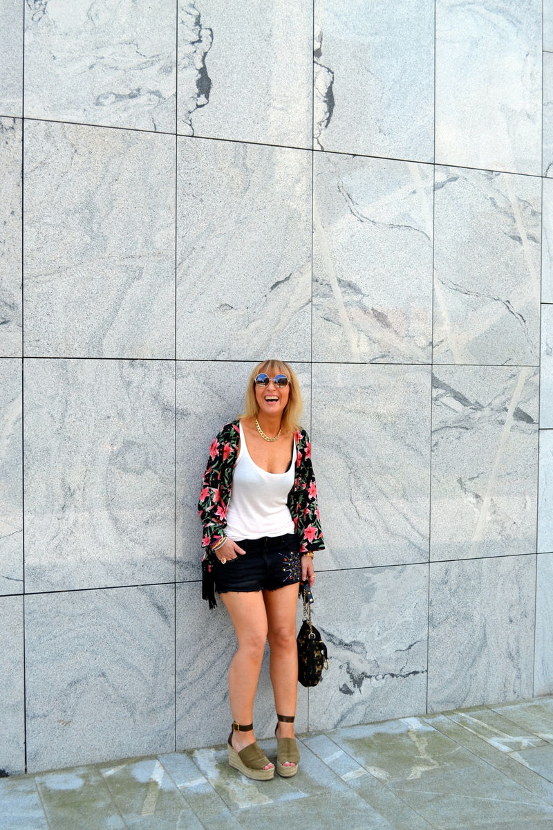 denim shorts, fringe kimono, street style, mjz fashion, blogger, chloe, smile