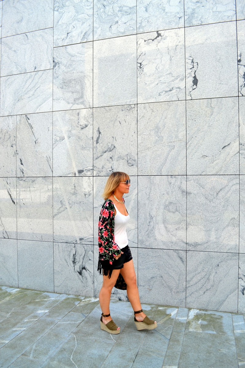 denim shorts, fringe kimono, street style, mjz fashion, blogger, chloe