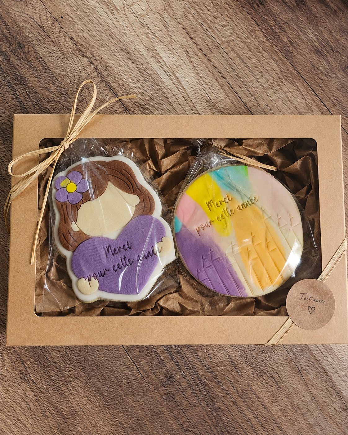 Coffret cadeau personnalisé fin d'année scolaire avec biscuit enfant et biscuit message pour maîtresse ou ATSEM
