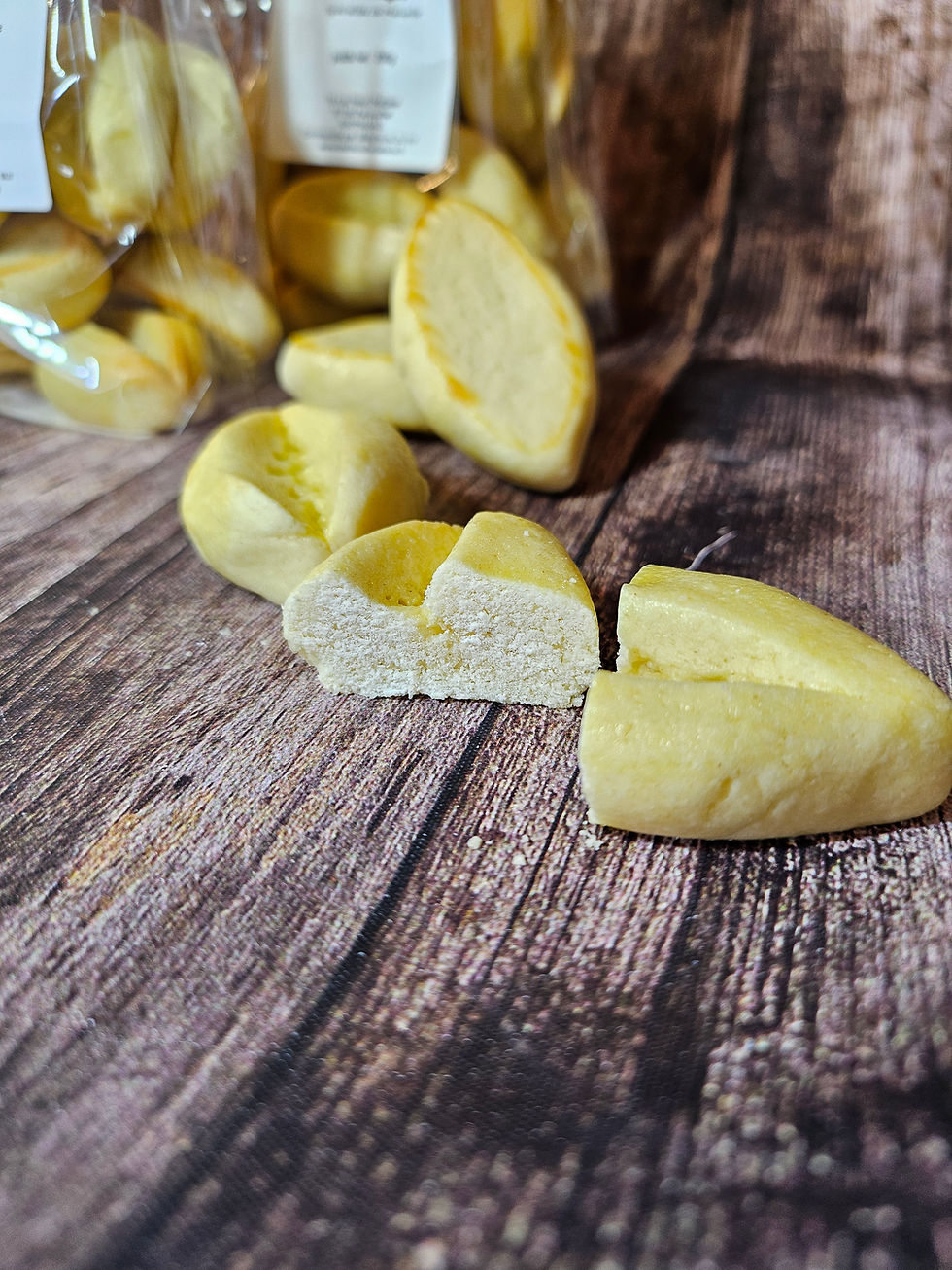 Miniature : Gros plan sur navette de Marseille artisanale texture sablée parfumée à la fleur d’oranger