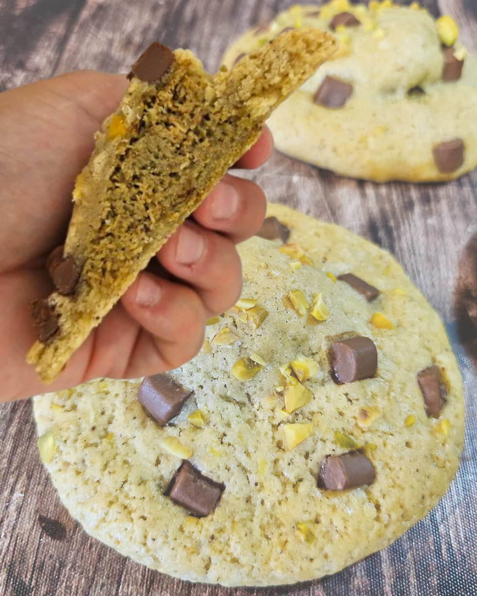 Miniature : Cookie Dubaï vu du dessus et la découpe insert kadaif pistache et pépites de chocolat au lait