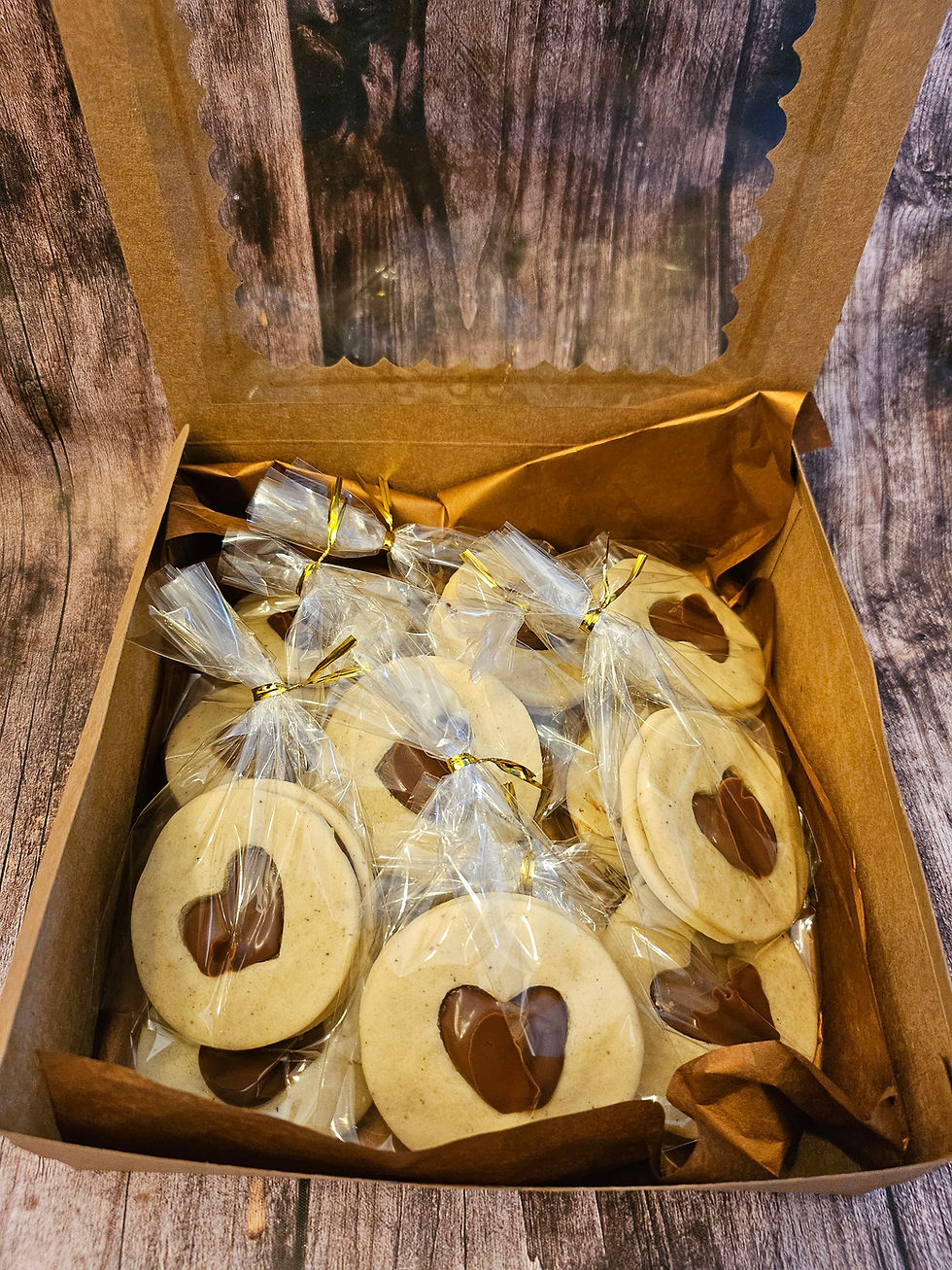 Coffret de plusieurs biscuits fourrés coeurs à la pâte à tartiner Nocciolata au lait emballés dans des sachets