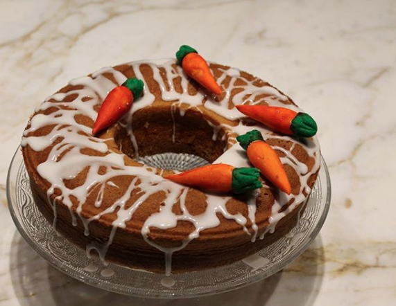 Torta a base di carote con glassa
