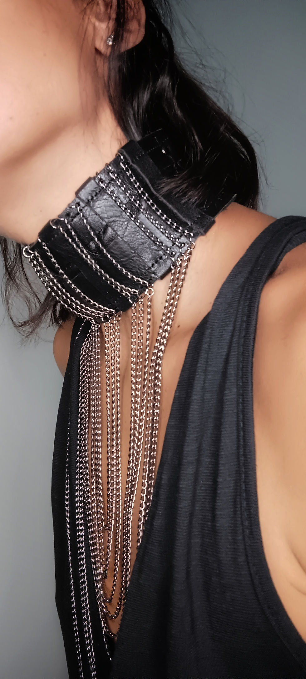 Miniatura: Collana collare in pelle nera con catene "Skin" indossata da ragazza con vestito nero vista laterale