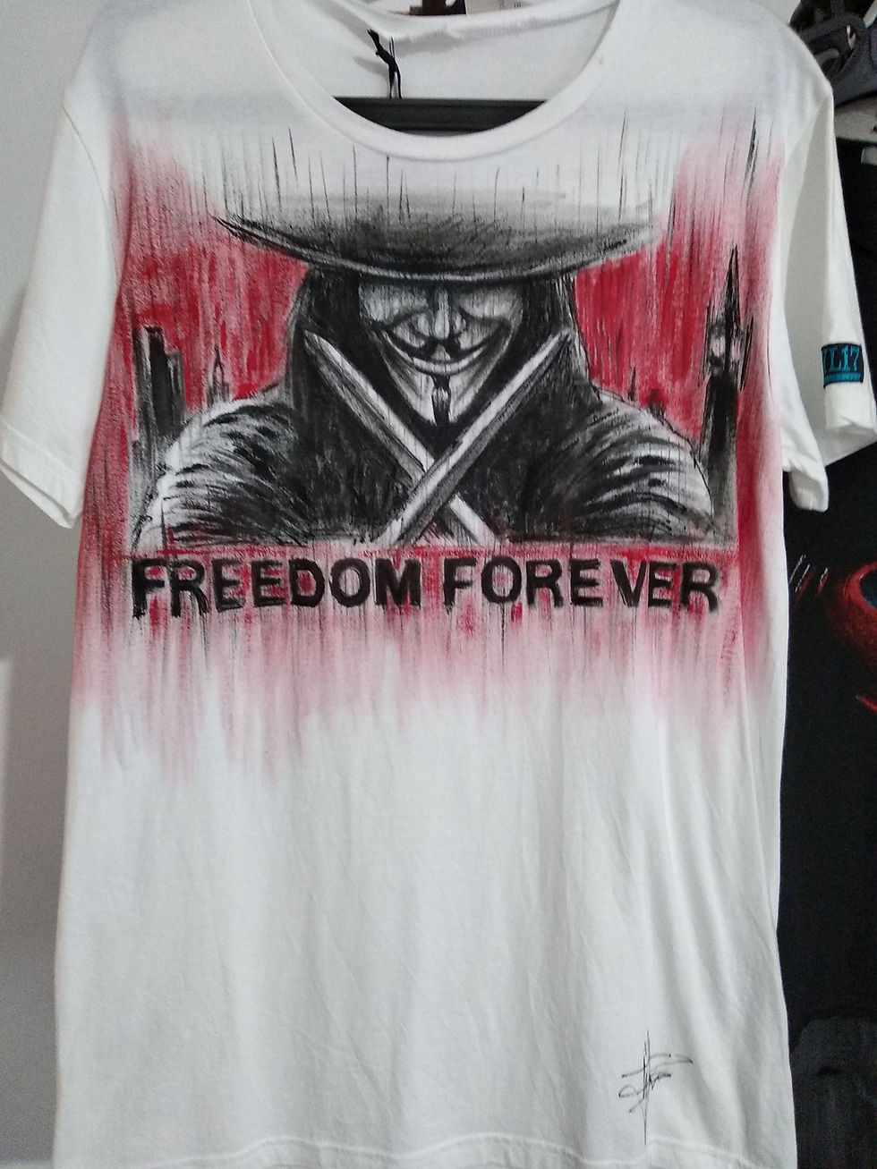 Miniatura: T-shirt dipinta a mano Anonymous - V per Vendetta bianca a maniche corte con collo a giro disegno nero e rosso vista frontale