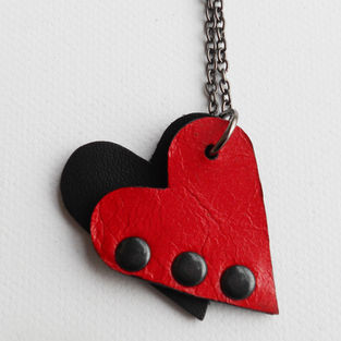 Collana lunga in pelle con doppio ciondolo a forma di cuore, uno nero ed uno rosso con borchie