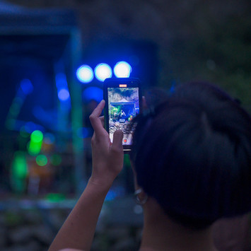 Eine Frau nimmt die Band mit ihrem Smartphone auf. Foto von Patrick Vantroyen.