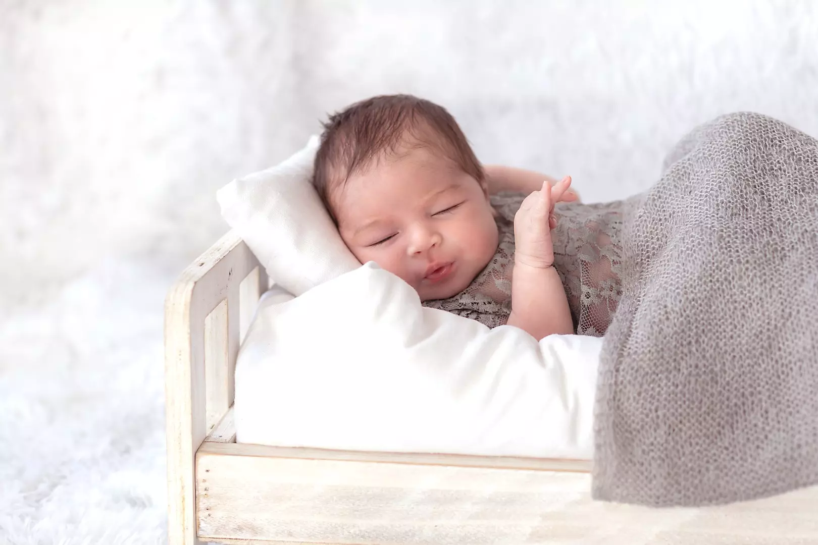 Photographe nouveau-né à Provins : réussir la séance naissance de votre bébé en Seine-et-Marne