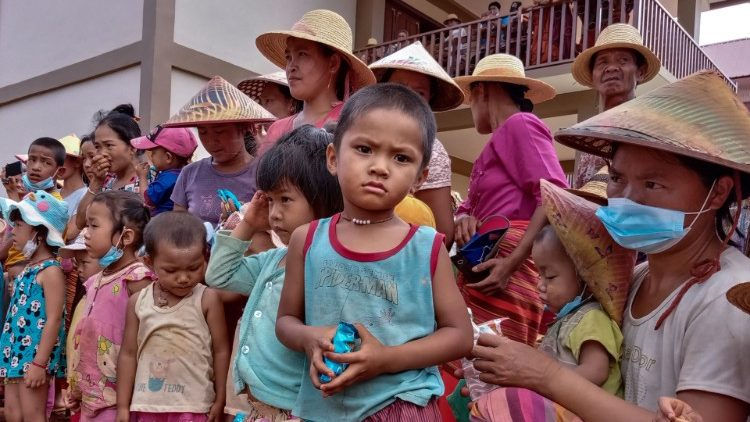 Crianças e idosos deslocados aguardam distribuição de comida no Estado de Shan. (AFP or licensors)