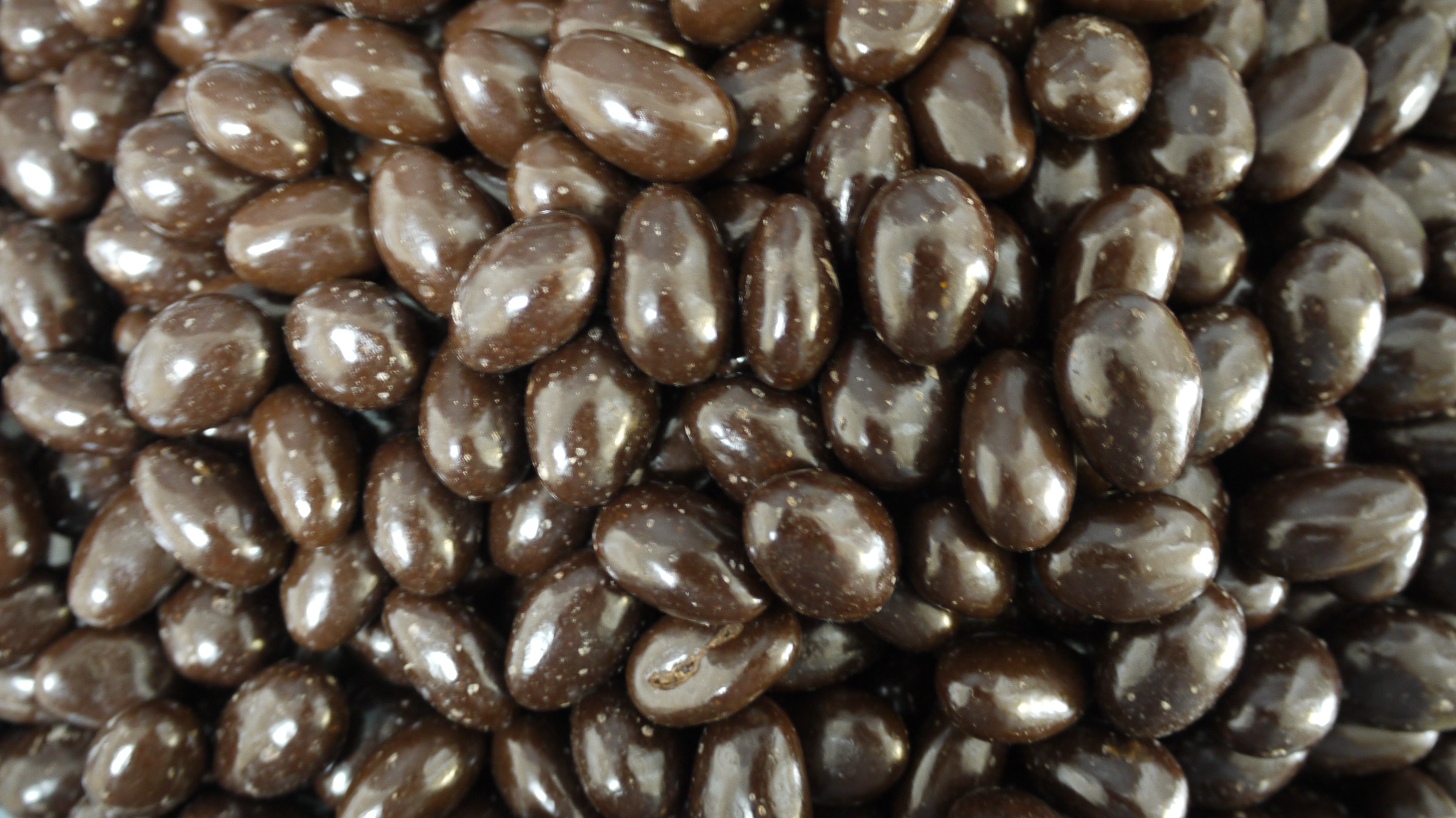 Amandes enrobées de chocolat noir