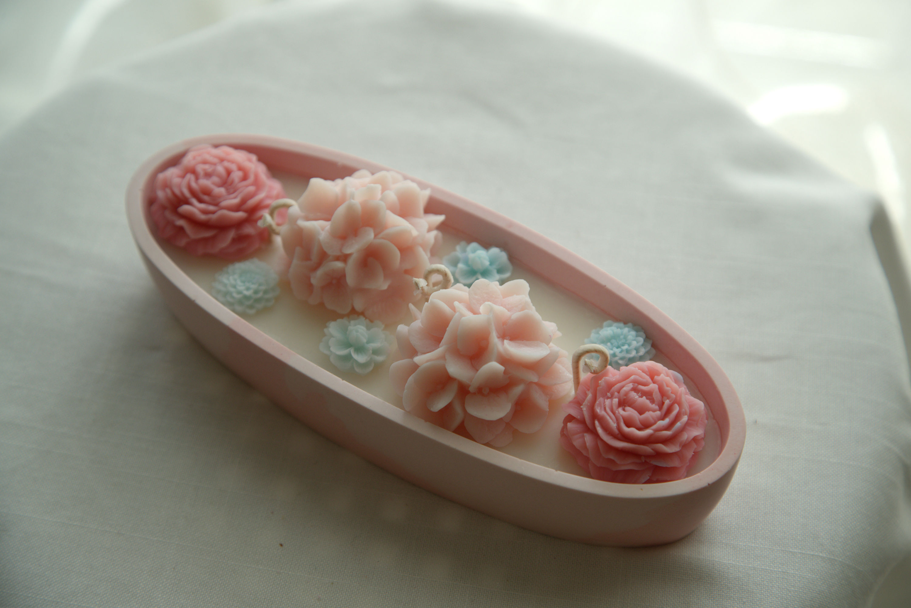  מוצר של נר בג'יסמוניט מעוצבים בפרחים