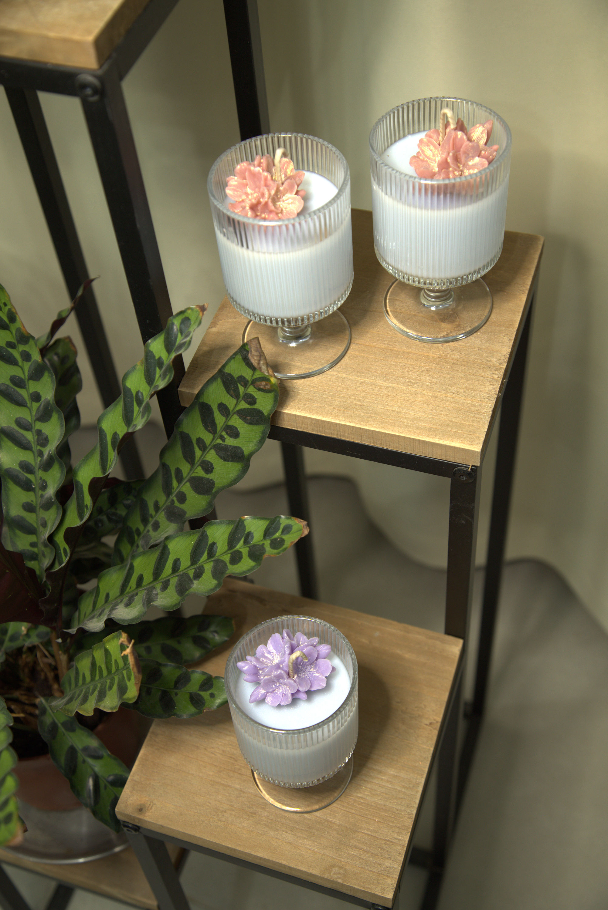 נר טבעי משעוות קוקוס בכוס גביע מעוצב בפרח