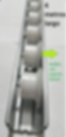 Riel galvanizado con rodillos blancos con soporte lateral.png