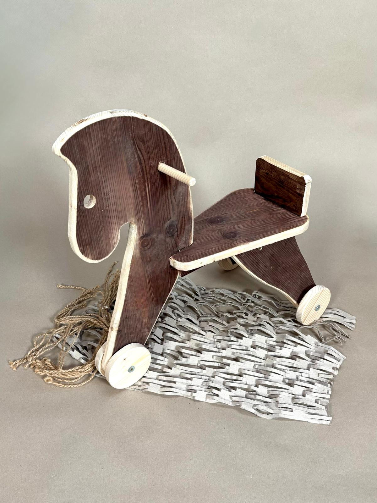 Pferd auf Rädern
