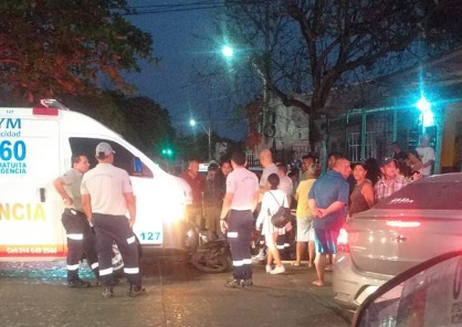 Ambulancia choca contra un motociclista en el barrio Lucero, un herido