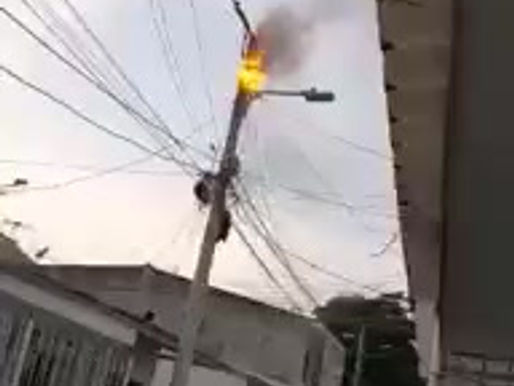 Poste con líneas de alta tensión de la empresa Air-e se incendia en Soledad