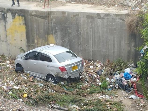 Arroyo el Salao en Soledad arrastro un vehículo particular 