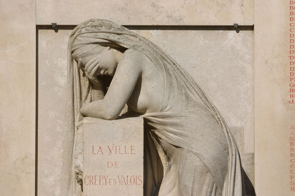 A statue of a woman despairing