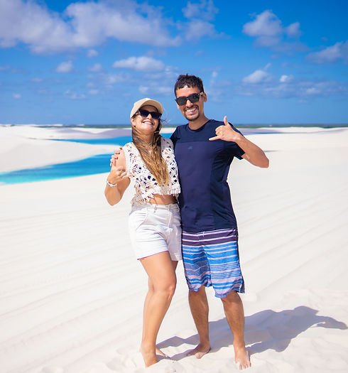 O CASAL DE VIDEOMAKERS DE ANGRA DOS REIS CHAMADO JBCAMBUY SORRINDO PRA FOTO E AO FUNDO OS LENCÓIS MARANHENSES