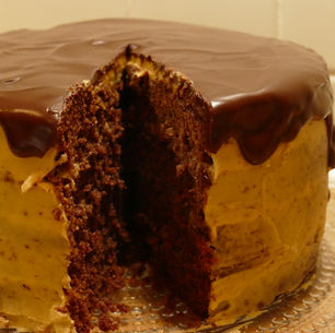 Erdnuss-Schokoladen Drip Cake