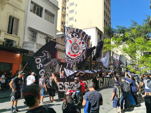 TORCIDAS DO CORINTHIANS FAZEM PROTESTO EM FRENTE AO MP PARA PEDIR INTERVENÇÃO