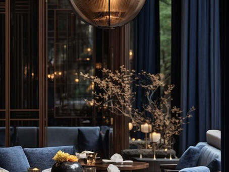 Salle de restaurant chic et feutrée en bleu nuit et doré