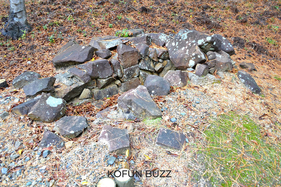 向かって左の石室