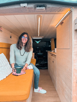 Cliente Green-Van dans le van aménagé Sunny