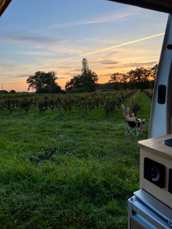 Van aménagé dans un spot au milieu des vignes en France
