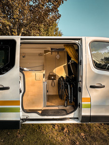 Le van aménagé Sunny de chez Green-Van avec un fauteuil roulant