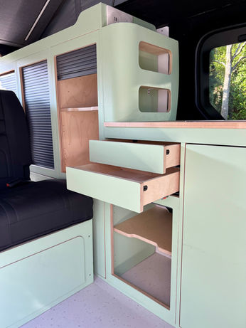 Van aménagé 4 personnes avec des rangements