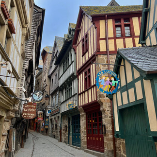 La rue principale et commerçante du Mont-Saint-Michel