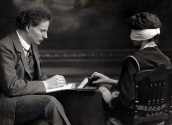 Florizel et Grace Von Reuter pratiquant la xénoglossie à l'aide d'un additor en 1926.
